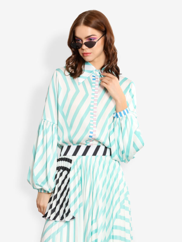 Puffy sleeves with contrast placket