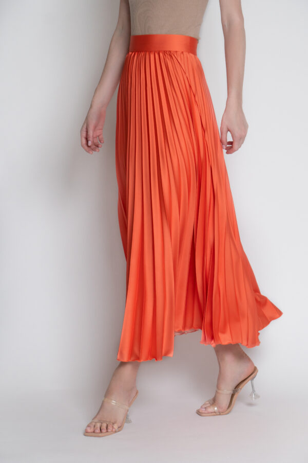 Vibrant pleated skirt