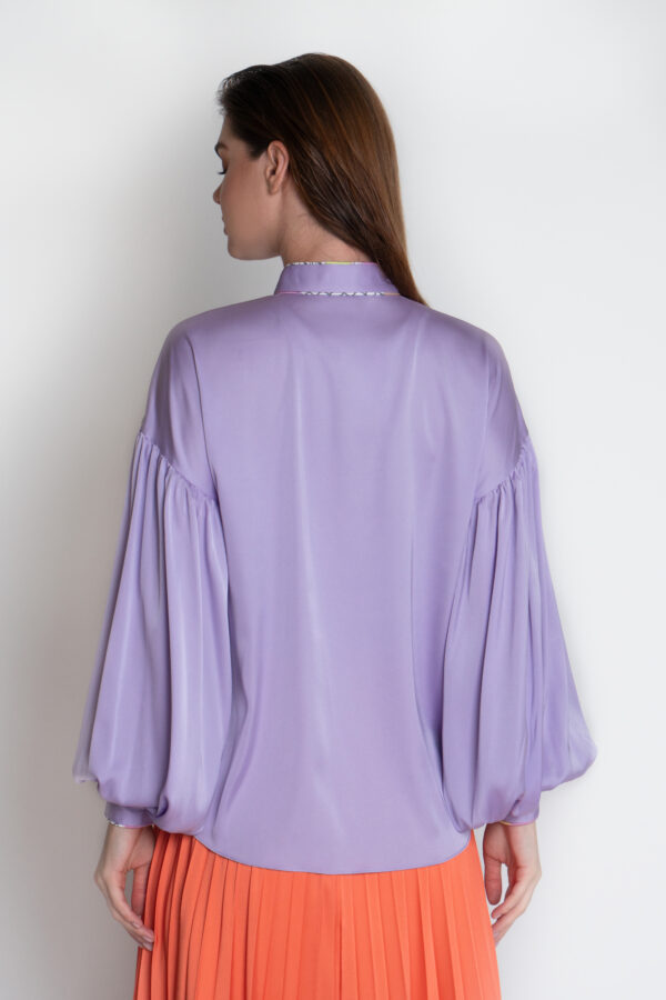 Lilac shirt with printed piping